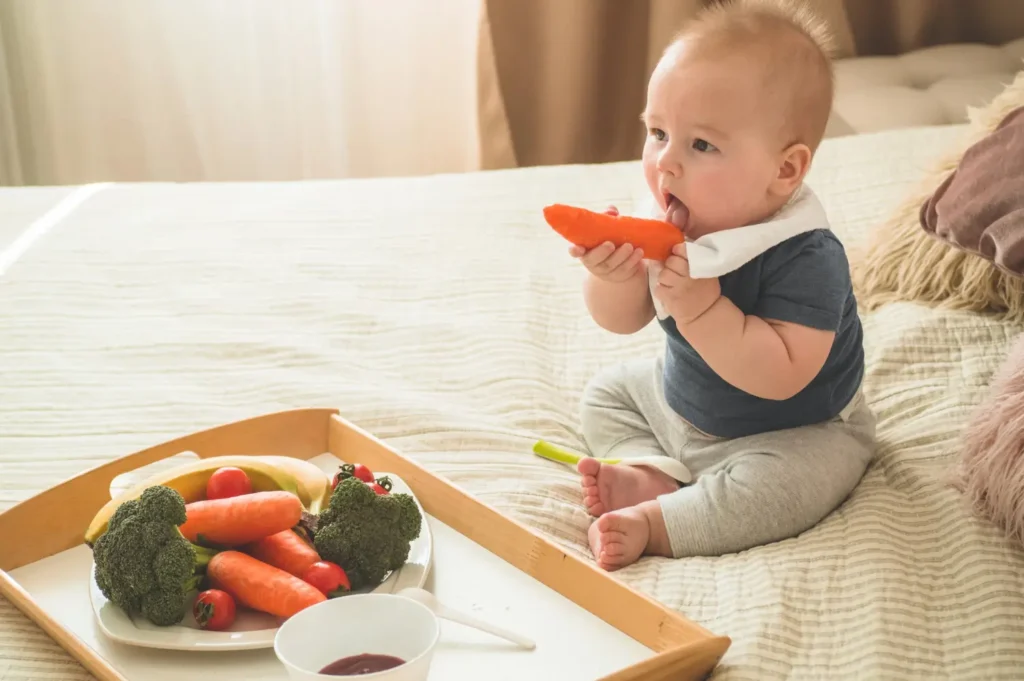 il bambino mangia cibo sano
